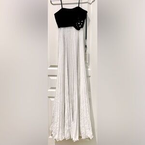NWT Madison James Prom Collection Sleeveless Black White Accordion Pleat Gown